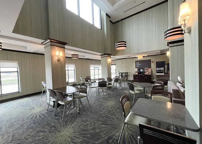 Express & Peoria Area By Ihg Hotel 3*