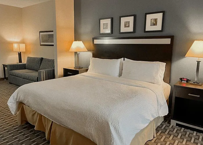 Express & Peoria Area By Ihg Hotel 3*