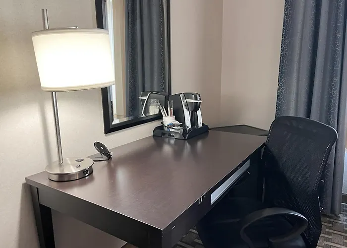 Hotel Express & Peoria Area By Ihg 3*