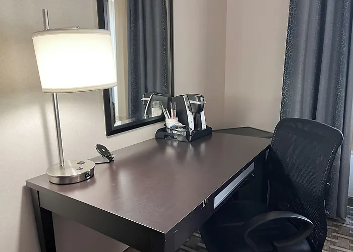 Hotel Express & Peoria Area By Ihg 3*