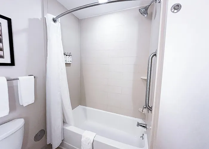 Express & Peoria Area By Ihg Hotel 3*